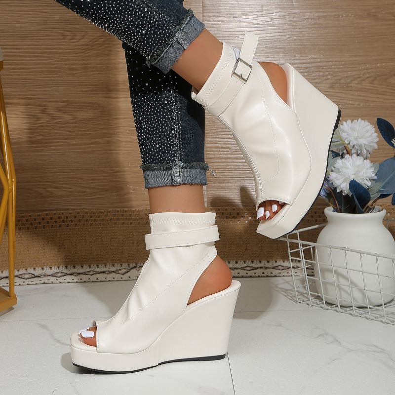 Sandały na platformie z kwadra – Wedge Heeled Sneaker recenzja i cena